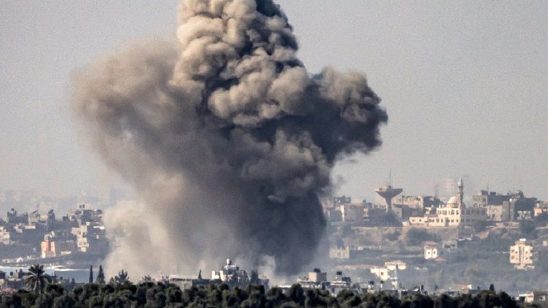 فلسطين المحتلة: قصف مدفعي صهيوني يستهدف المناطق الشمالية لمحطة الكهرباء في النصيرات وسط قطاع غزة