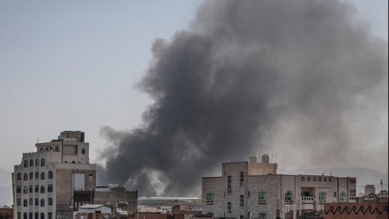 اليمن: طائرات أميركية وبريطانية تستهدف بـ 3 غارات مطار الحديدة الدولي جنوبي المدينة الساحلية على البحر الأحمر