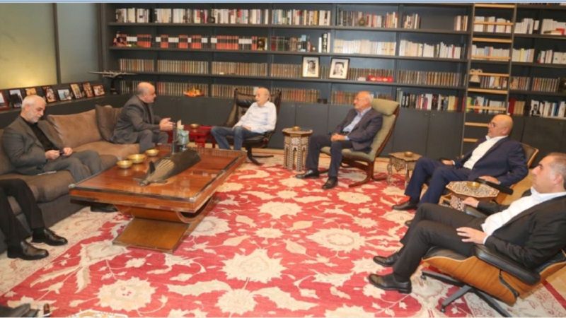 لبنان: جنبلاط عرض مع السفير الإيراني المستجدات