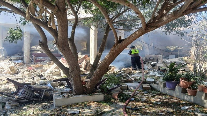 لبنان| بالصور: الدفاع المدني في الهيئة الصحية يتمكن من اخماد الحريق المندلع في عيتا الشعب جراء الغارة الصهيونية
