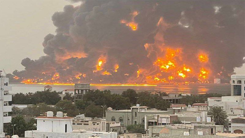 فيديو وصور.. عدوان صهيوني استهدف منشآت تكرير النفط في ميناء الحديدة