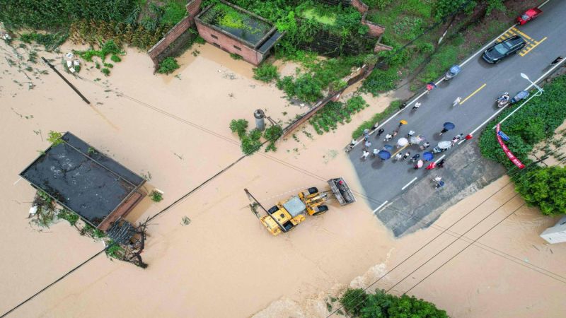 مقتل 11 شخصًا في انهيار جسر في الصين بسبب هطول أمطار غزيرة