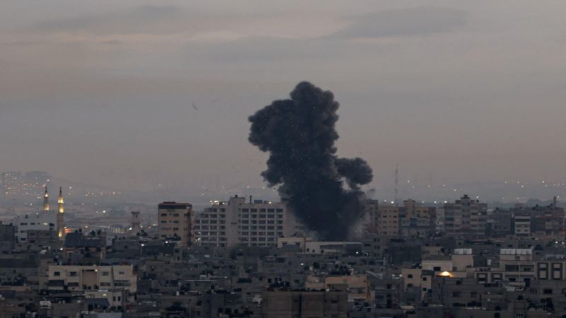 فلسطين: طيران الاحتلال ينفذ غارة تستهدف مخيم 5 بالنصيرات وسط قطاع غزة