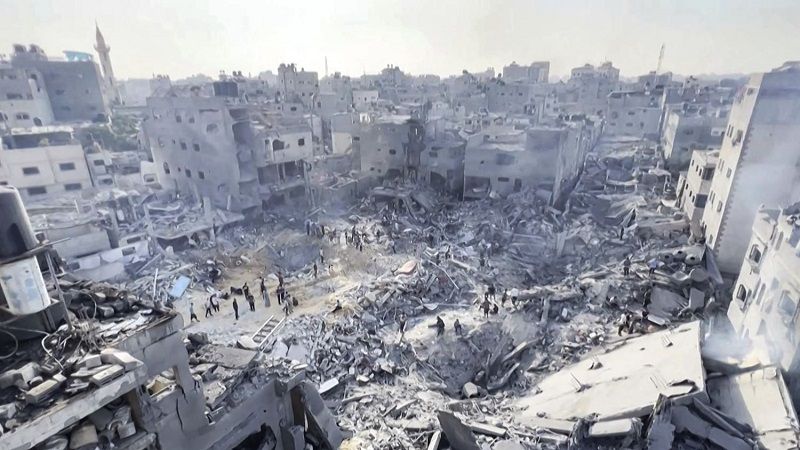 فلسطين: طواقم الدفاع المدني تنتشل شهيدة وعدة إصابات من منزل غربي مدينة غزة بعد استهدافه من طائرات الاحتلال