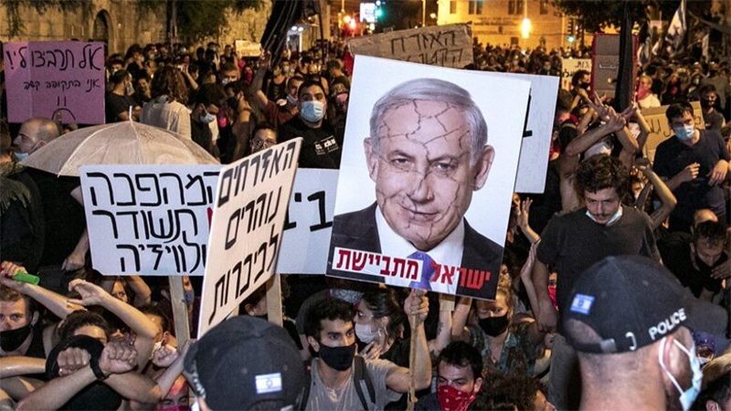 إعلام العدو: متظاهرون يغلقون شارع "أيالون" في "تل أبيب" في إطار المطالبة بصفقة تبادل أسرى