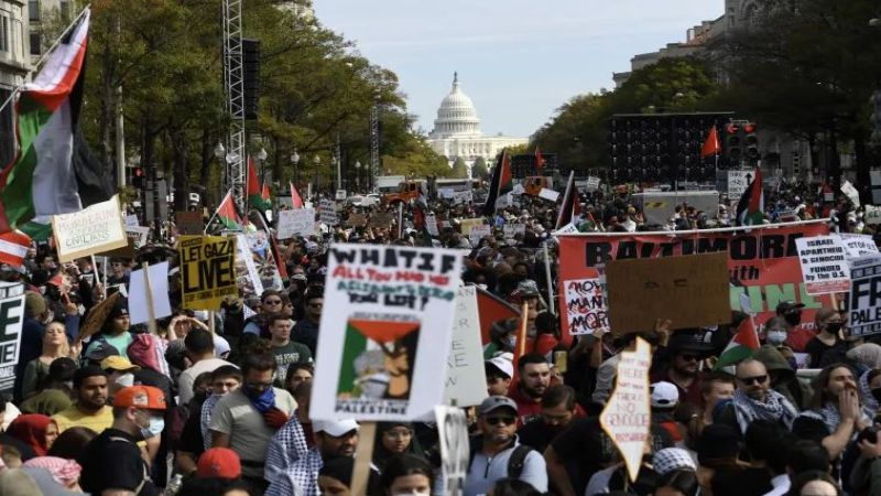 الولايات المتحدة الأميركية: المتظاهرون في واشنطن يرفعون شعارات تدعو إلى وقف الإبادة "الإسرائيلية" بحق الفلسطينيين في غزّة