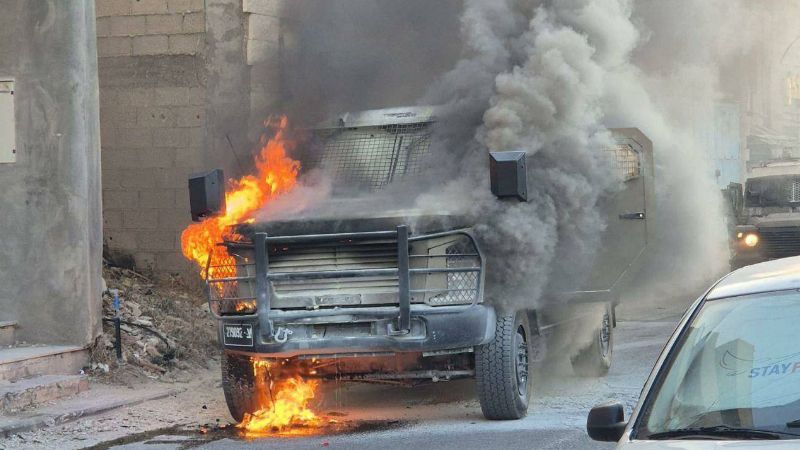 فيديو: الاحتلال يسحب الآلية التي أحرقها الشبان الفلسطينيون بعد استهدافها بالزجاجات الحارقة في قرية أرطاس ببيت لحم