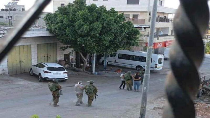 قوات الاحتلال تعتقل أربعة فلسطينيين بعد اقتحام منزل في بلدة سنجل شمال رام الله