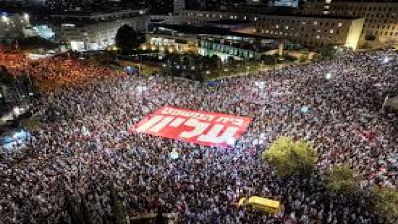 بالفيديو: الآلاف يشاركون في تظاهرة بـ"تل أبيب" للمطالبة برحيل نتنياهو وعقد صفقة تبادل مع المقاومة