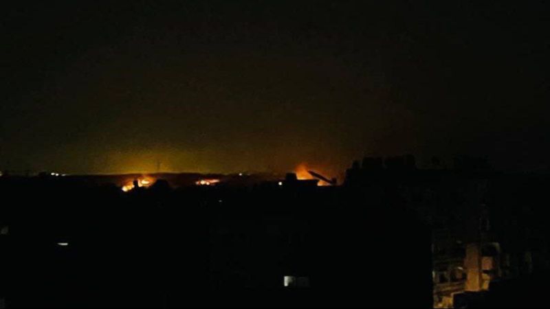 غزّة| الاحتلال يحرق منازل فلسطينية في شمال مخيم النصيرات وسط القطاع 