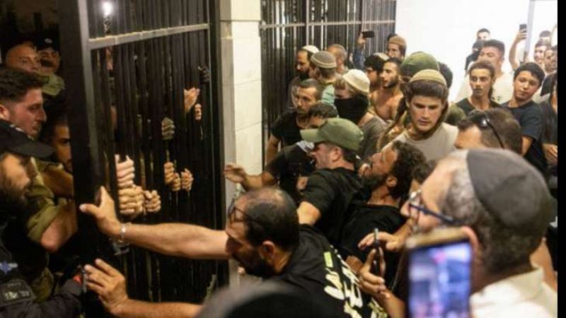 إعلام العدو: عشرات "الإسرائيليين" يتظاهرون عند معسكر "بيت ليد"