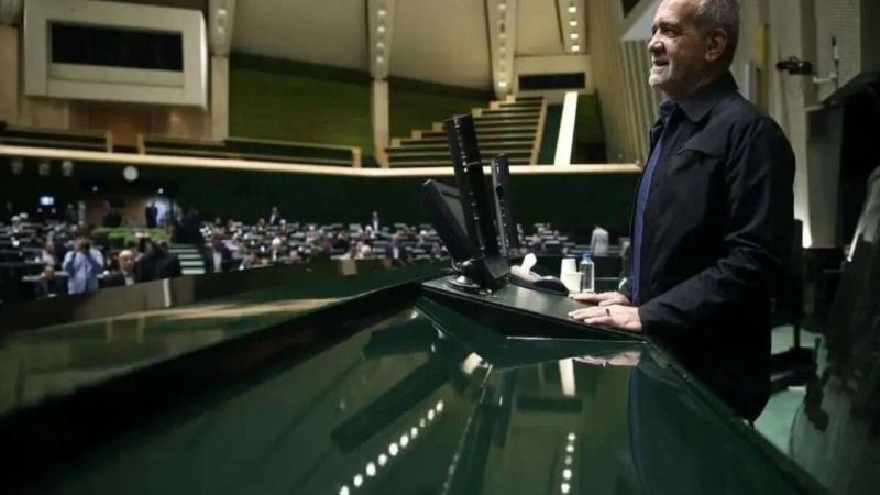بزشكيان يؤدي اليمين الدستورية رئيسًا لإيران: سنعمل وفق رؤية الإمام الخامنئي