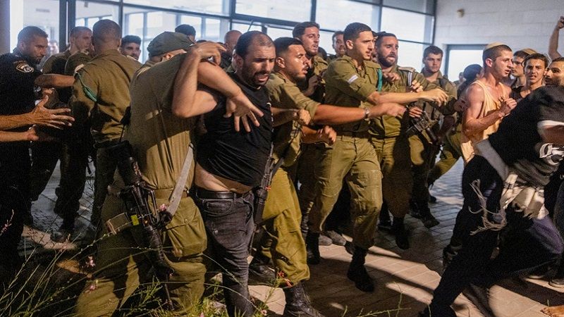 إعلام العدو: مقاطع الفيديو التي يظهر فيها المئات من "الإسرائيليين" وهم يحاولون اقتحام بوابات القواعد العسكرية هي رمز لتفككنا