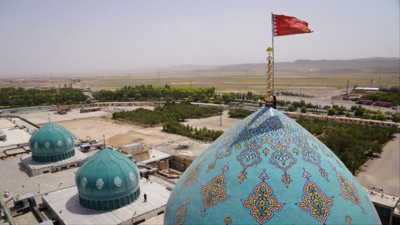 رفع الراية الحمراء "يا لثارات الحسين" على مسجد جمكران في قم المقدسة
