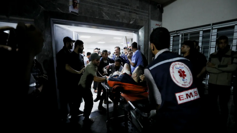 وصول جثماني شهيدين إلى المستشفى المعمداني إثر قصف "إسرائيلي" قرب دوار الكويت جنوب شرقي مدينة غزة