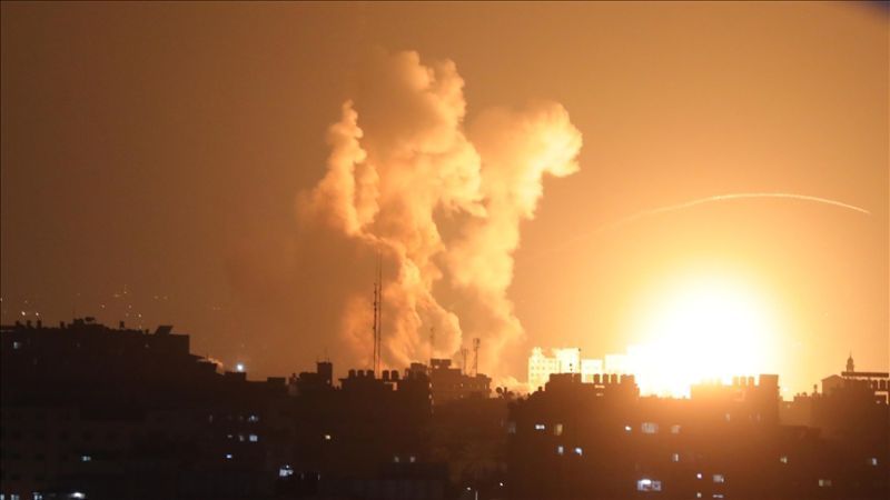 فلسطين المحتلة | طيران العدو الاسرائيلي يشن غارة مبنى على وسط مدينة غزة.