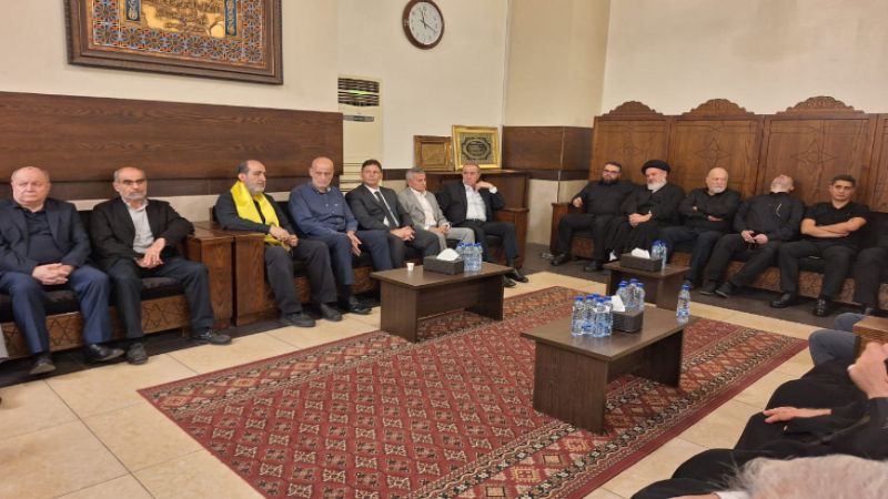 صور: قيادة حزب الله وعائلة القائد الجهادي شكر تتقبلان التبريكات في مجمع الإمام المجتبى (ع)