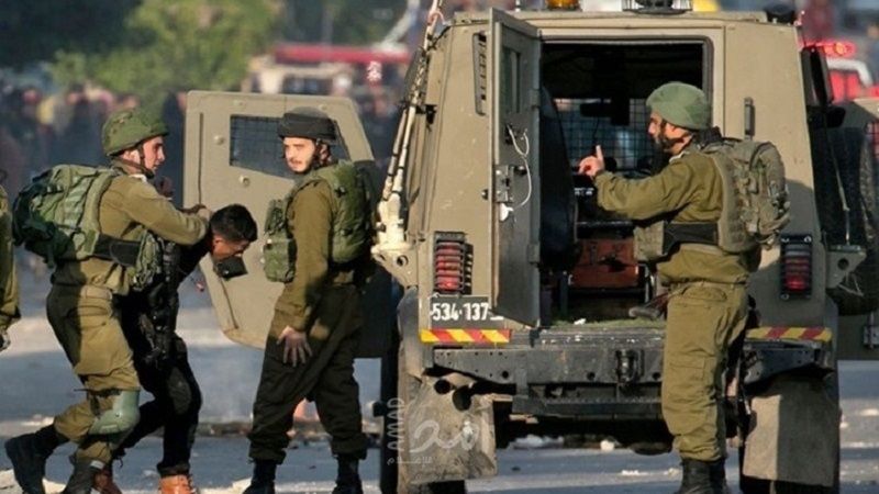  فلسطين المحتلة: قوات الاحتلال تعتقل شابًا فلسطينيًا شمال القدس المحتلة