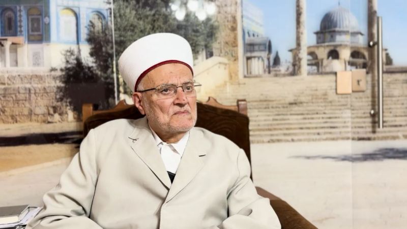 فلسطين المحتلة: اعتقال خطيب المسجد الأقصى الشيخ عكرمة صبري بعد اقتحام منزله في القدس