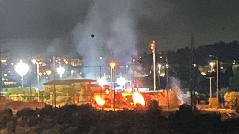 فلسطين | شبان يحرقون محطة حافلات مستوطنة 'بيتار عيليت' غرب بيت لحم في الضفة الغربية المحتلة