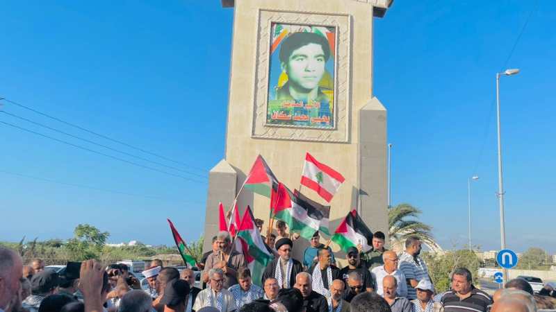 لبنان | وقفة جماهيرية أمام نصب الأسير يحيى سكاف في المنية نصرةً لغزّة وتأييدًا للمقاومة