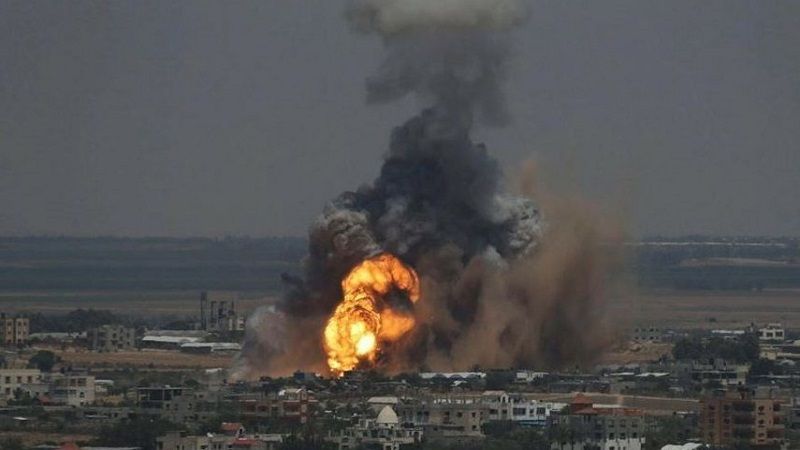 فلسطين المحتلة| غارة جوية صهيونية تستهدف شمالي مدينة رفح جنوبي قطاع غزة