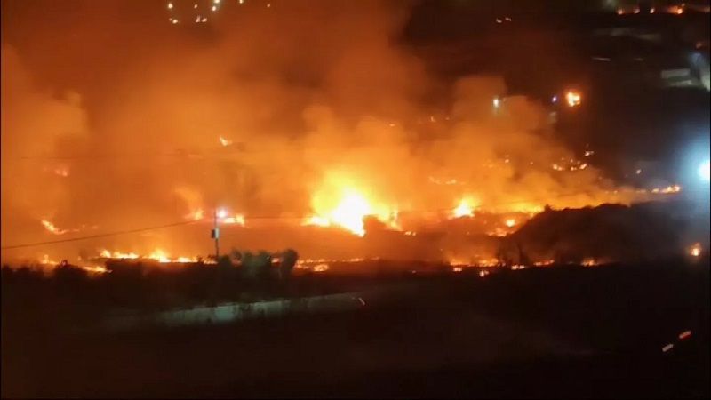 فلسطين المحتلة | مستوطنون يشعلون النار بالسهل الغربي لبلدة بيت فوريك شرق نابلس