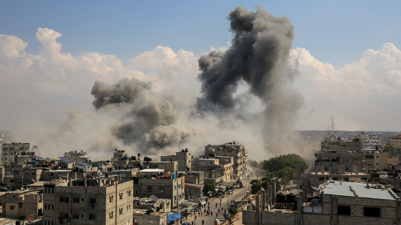 فلسطين المحتلة| شهيد وعدد من الجرحى في قصف صهيوني استهدف مواطنين بمدينة دير البلح وسط قطاع غزّة