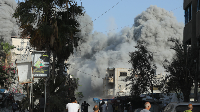 فلسطين المحتلة| الدفاع المدني: شهيدان أحدهما طفل بقصف صهيوني استهدف منزلًا شرقي مدينة غزّة