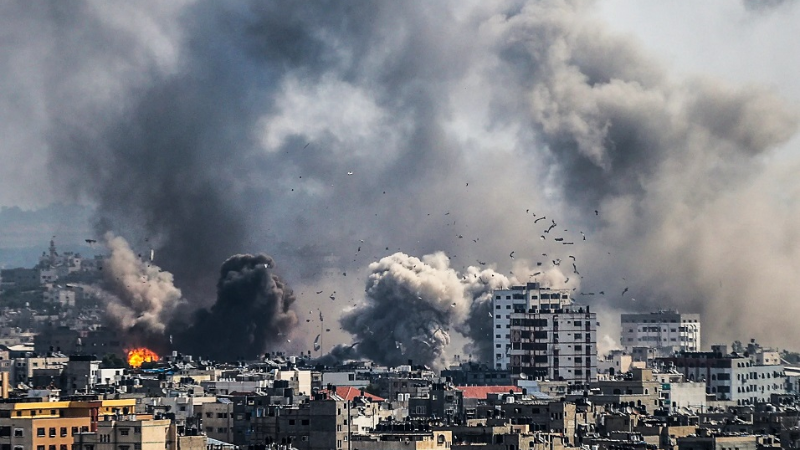 فلسطين المحتلة| غارة جوية صهيونية على محيط مدرسة جعفر بن أبي طالب في حي الزيتون جنوب شرقي مدينة غزّة