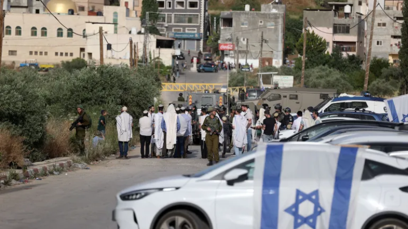 فلسطين المحتلة| مستوطنون بحماية قوات الاحتلال يقتحمون قرية دير قديس غرب رام الله