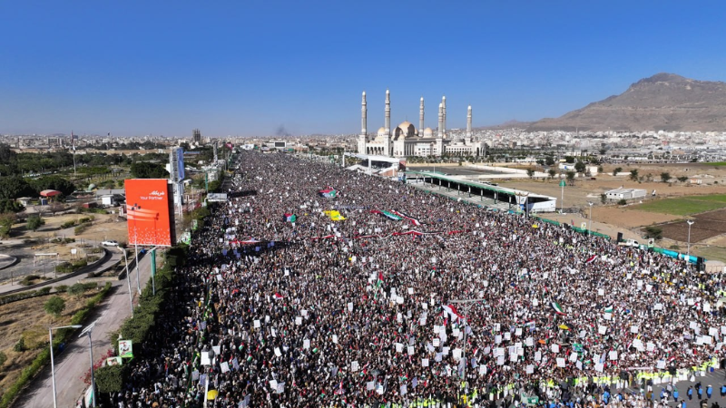 اليمن| مسيرات مليونية في ميدان السبعين بالعاصمة صنعاء بعنوان "مولد نبي الهدى... دعوة لنصرة غزّة والأقصى" 