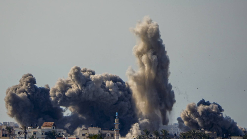 فلسطين المحتلة| الدفاع المدني: ارتفاع عدد الشهداء إلى 4 جراء قصف صهيوني استهدف منزلًا لعائلة حجاب في مخيم البريج وسط قطاع غزّة