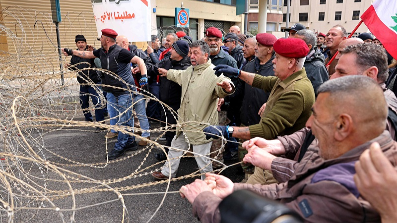 العسكريون المتقاعدون يصّعدون تحركاتهم.. ميقاتي: ما يحصل في الشارع تحركات مشبوهة