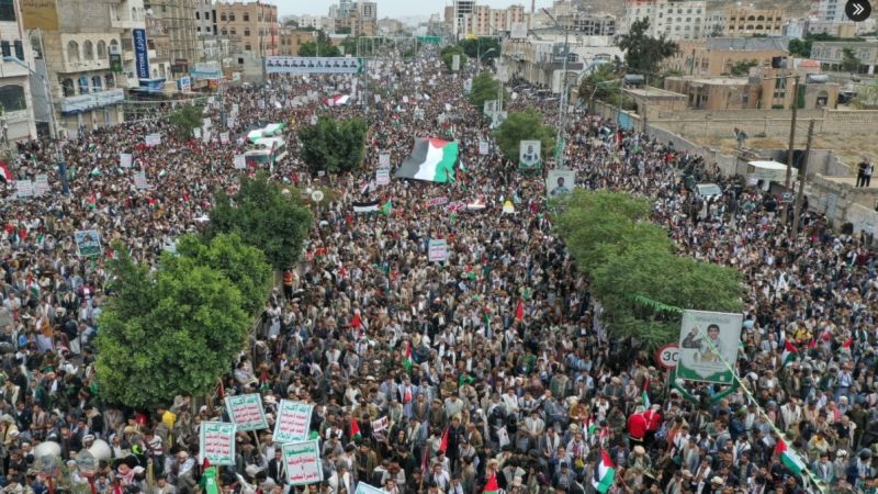 "وفاءً لشهيد المسلمين.. مع غزّة ولبنان معركة واحدة حتّى النصر".. شعار تظاهرات في اليمن 