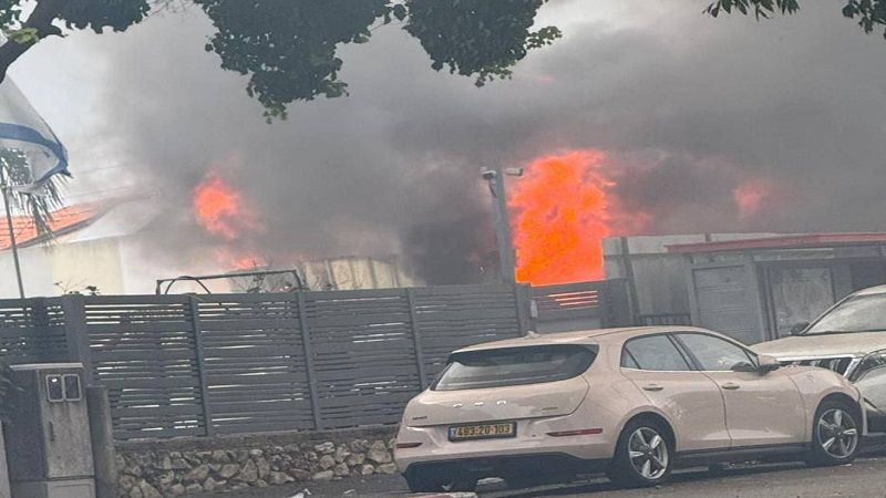 بالصورة| إعلام العدو: سقوط صاروخ بشكل مباشر في "معالوت ترشيحا" بالجليل الغربي