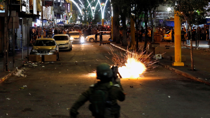 فلسطين المحتلة| اندلاع مواجهات بين الشبان وقوات الاحتلال في بلدة أبو ديس شرق القدس المحتلة