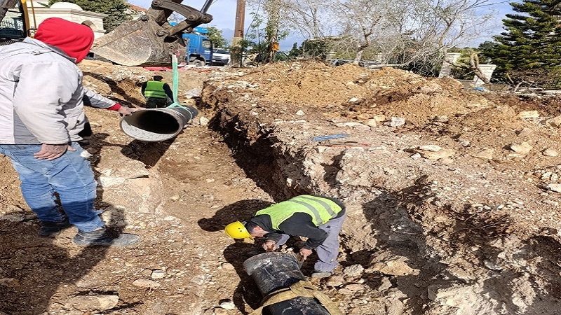 بالصور| العمل البلدي في حزب الله ينجز صيانة خط مياه كفردونين – الشهابية في الجنوب