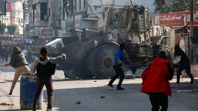 فلسطين المحتلة| اندلاع مواجهات بين شبان وقوات الاحتلال بعد اقتحام بلدة بيت فوريك شرق نابلس في الضفة المحتلة