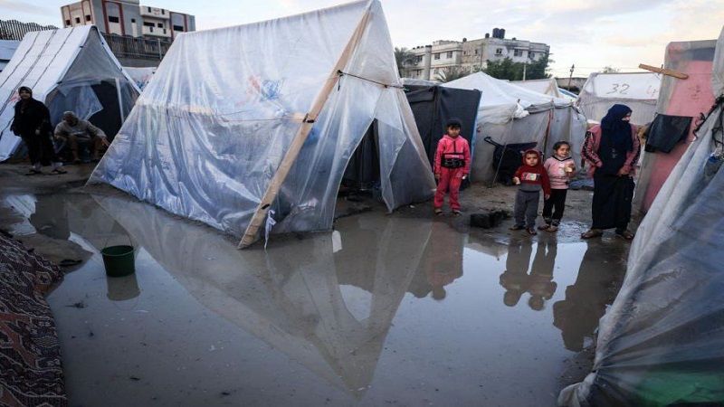 فلسطين المحتلة| غرق عدد كبير من خيام النازحين في مختلف مناطق قطاع غزة جراء الأمطار الغزيرة