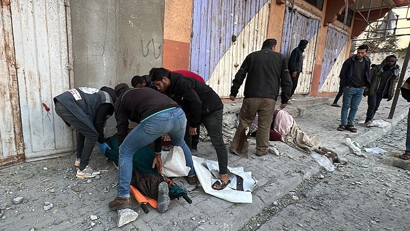 فلسطين المحتلة| شهداء ومصابون بقصف صهيوني استهدف سيارة مدنية بالقرب من بلدية الزوايدة وسط قطاع غزة