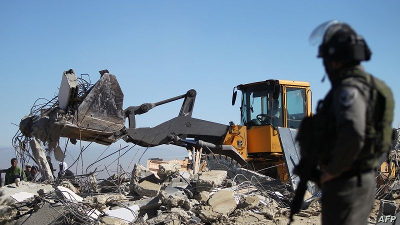 فلسطين المحتلة| قوات الاحتلال تشرع بهدم منزل في منطقة أبو نجيم جنوب مدينة بيت لحم