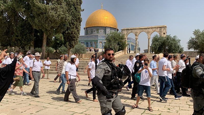 بحماية مشدّدة من الاحتلال.. عشرات المستوطنين يقتحمون المسجد الأقصى