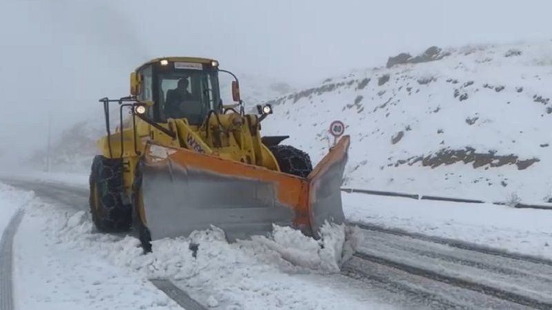 لبنان| الجرافات تعمل على فتح طريق فنيدق بعدما قطعته الثلوج