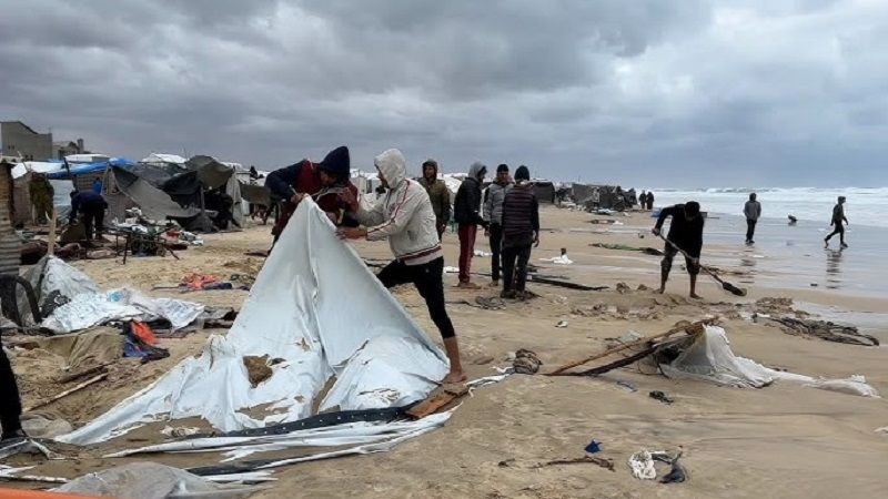 فلسطين المحتلة| نازحون يناشدون إنقاذهم بعد انهيار عدد كبير من الخيام في مواصي القرارة بخانيونس جرّاء المنفخض الجوي