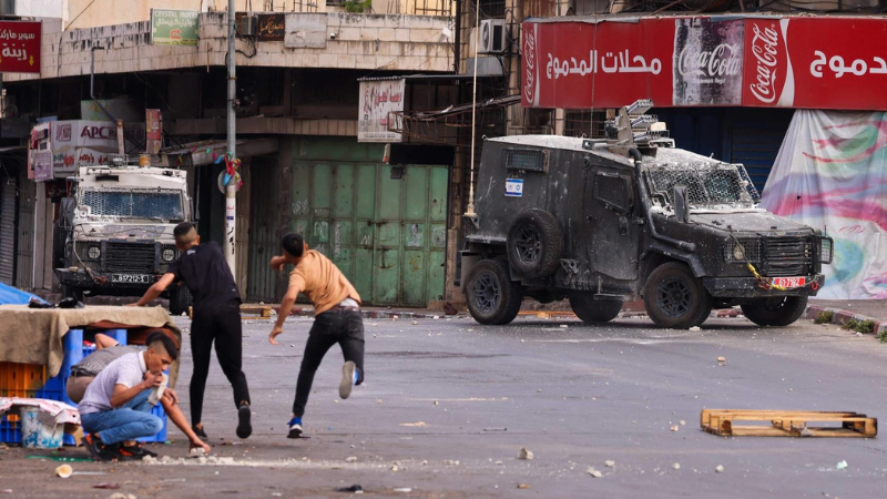 فلسطين المحتلة| اندلاع مواجهات خلال اقتحام قوة من جيش الاحتلال مخيم العروب شمال الخليل في الضفة المحتلة