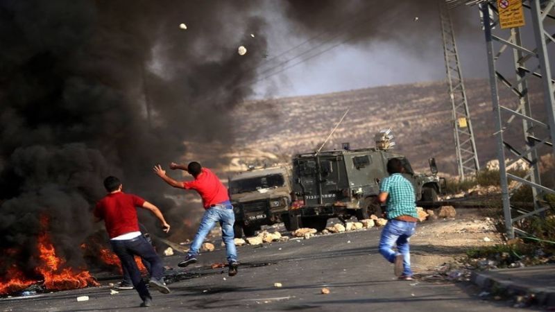 فلسطين المحتلة| مواجهات بين الشبان الفلسطينيين وقوات الاحتلال في بلدة كفر قدوم شرق قلقيلية