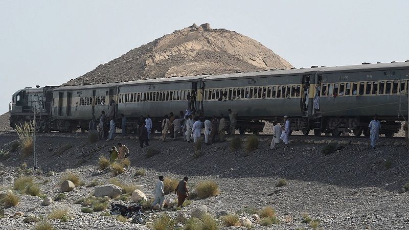 باكستان| الجيش ينفذ منذ 20 ساعة عملية لتحرير رهائن محتجزين في قطار بإقليم بلوشستان