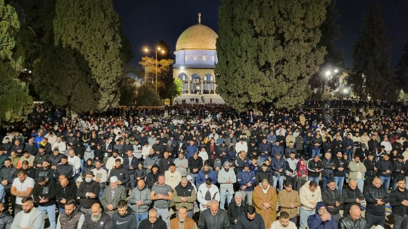 فلسطين المحتلة| ما يقارب 150 ألف مصلّ يؤدّون صلاتي العشاء والتراويح في رحاب المسجد الأقصى 