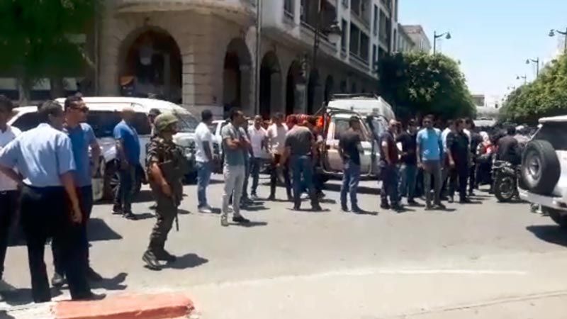 قتيل وجرحى في انفجارين انتحاريين وسط العاصمة التونسية